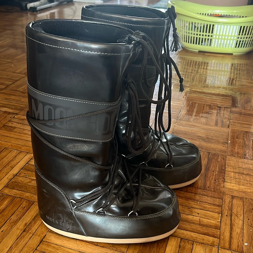 *NWT* black MOON BOOTS!